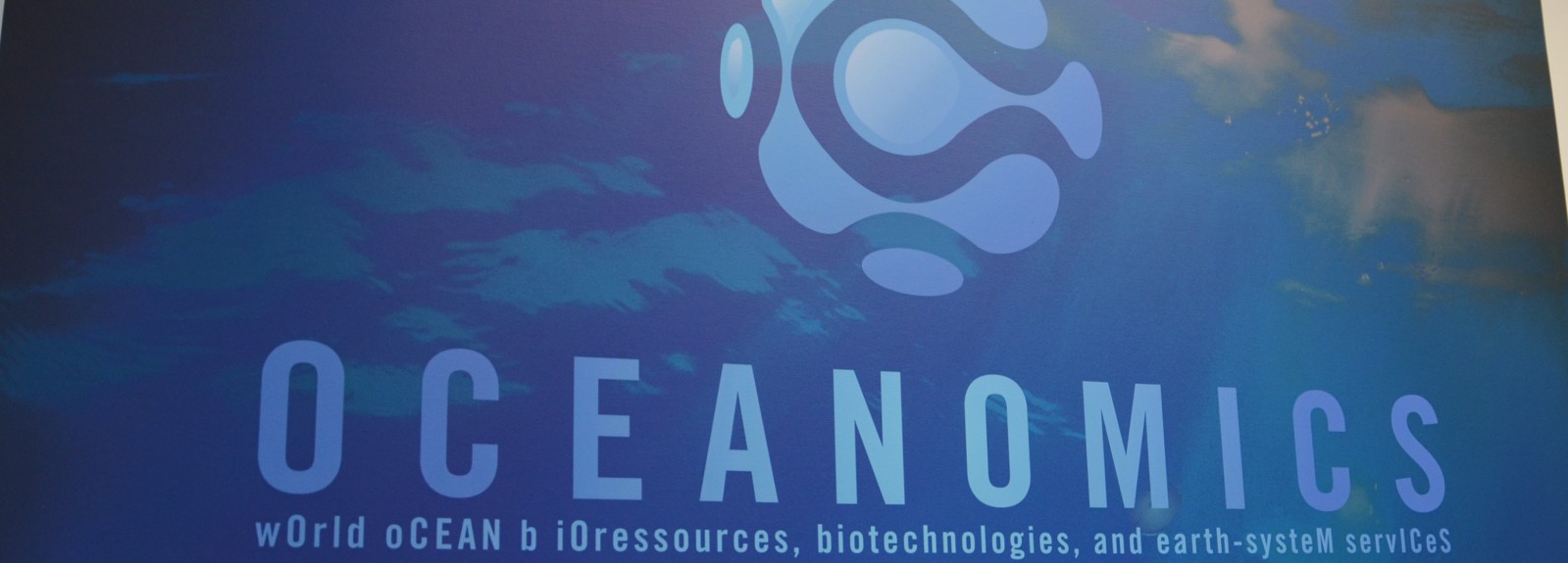 Panneau avec le logo
