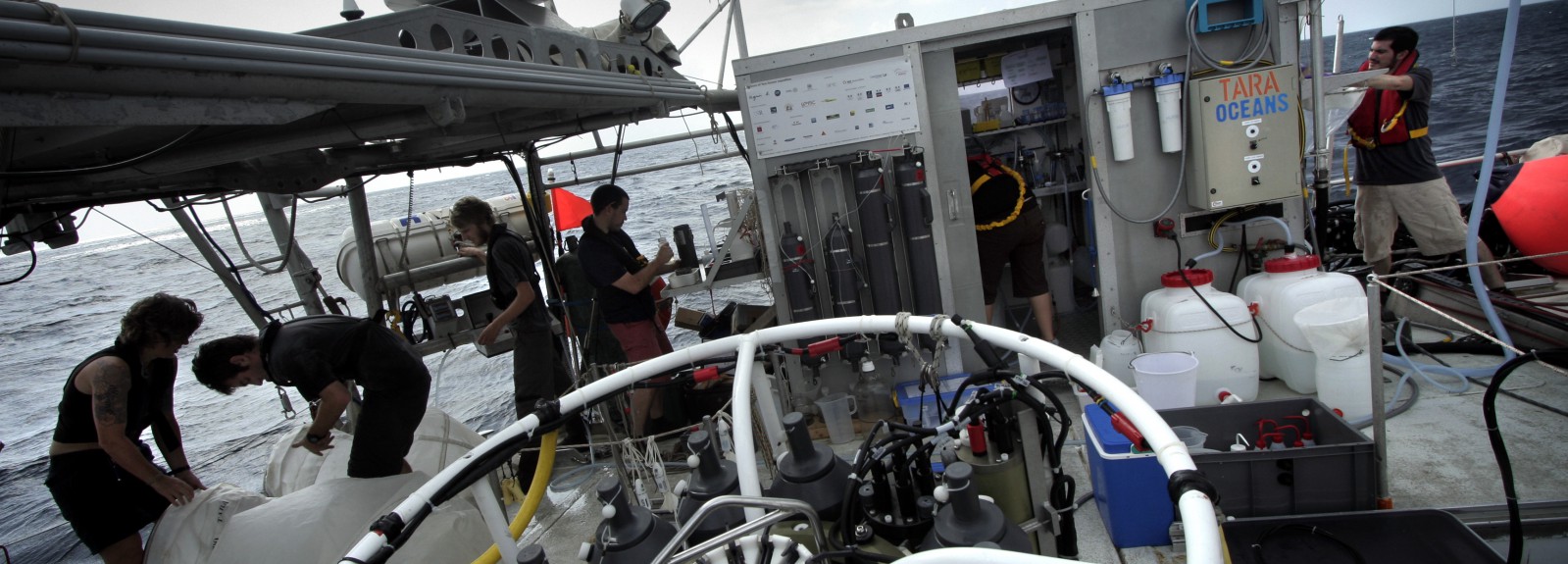 Equipe sur bateau Tara